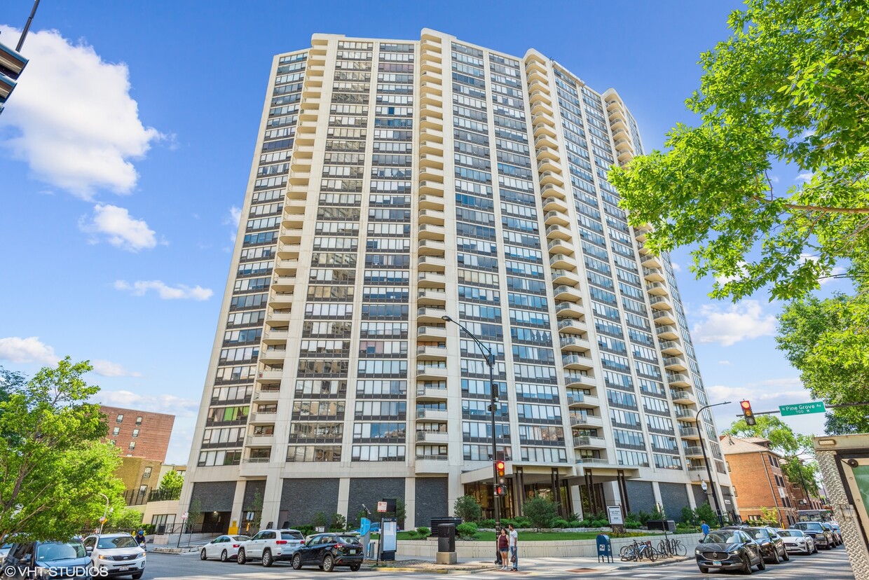 Foto principal - 3930 N Pine Grove Ave