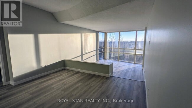 Photo du bâtiment - 50-550 Eglinton Ave W
