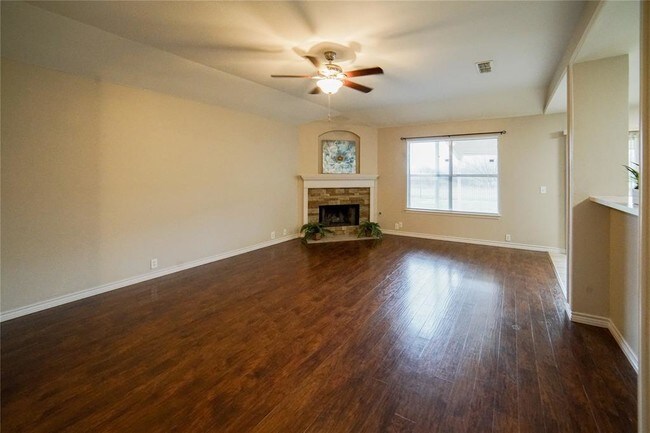 Building Photo - 1105 Springcreek Dr