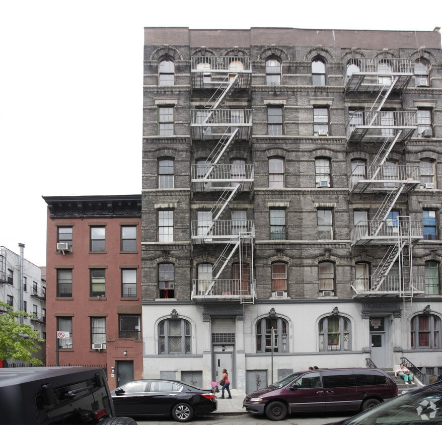 Building Photo - 305 E 109th St