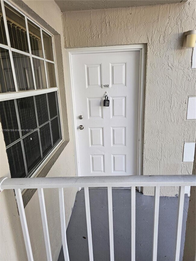 Foto del edificio - 2880 N Oakland Forest Dr