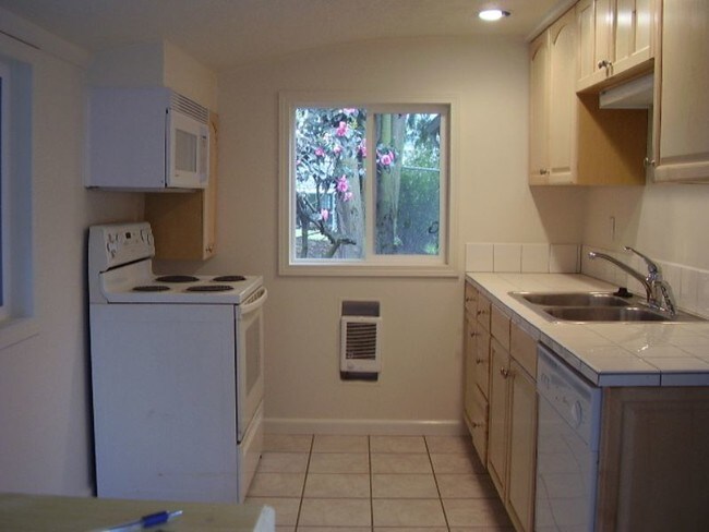 Building Photo - 3 bedroom Cottage in Ridgefield!