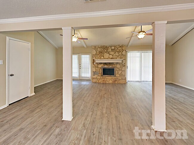 Foto del edificio - 4909 Tiffany Ln