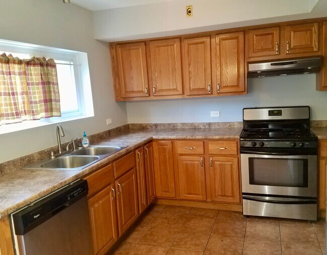 Foto del edificio - Cozy 3 bedroom 1.5 Bathroom Townhouse! Hardwood Throughout! Parking Included In Rent! Available f...