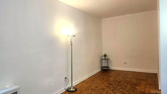Foto del edificio - 35-20 Leverich St
