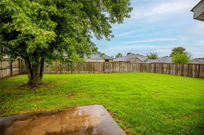 Building Photo - 908 SW Cheyenne Dr
