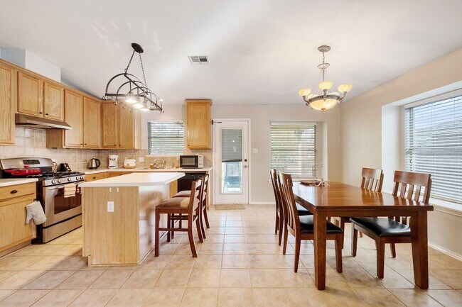 Foto del edificio - 4 Bedroom, 2 Bath, Single Story Home in Ro...