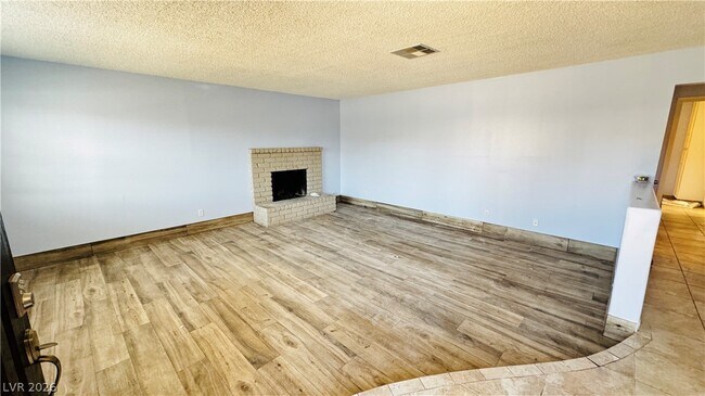 Foto del edificio - 3090 E Desmond Ave