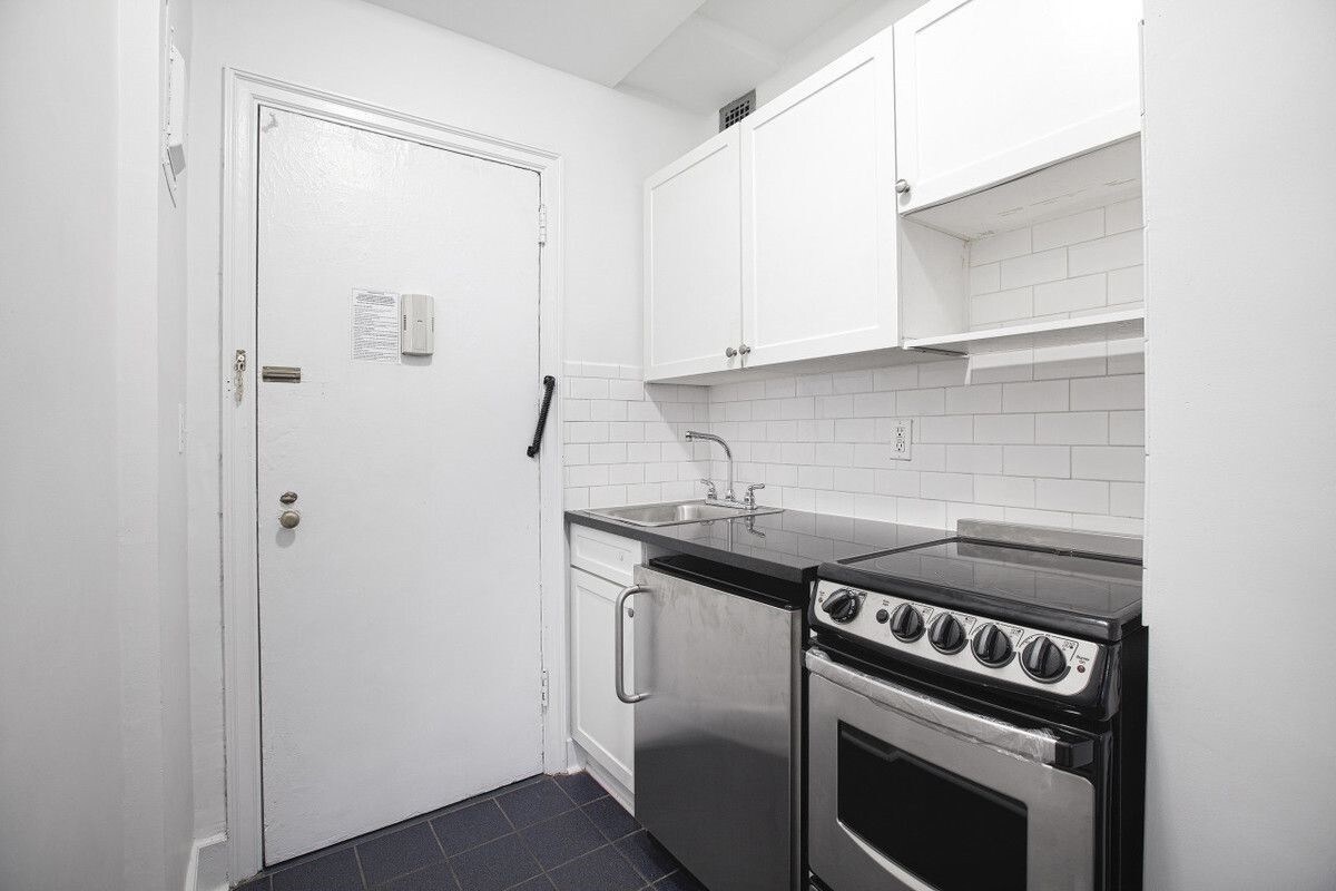 Primary Photo - 307 E 44th St