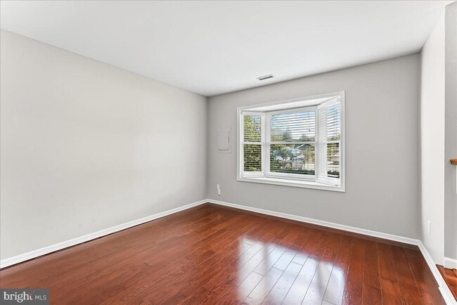 Building Photo - 705 Meadow Ct