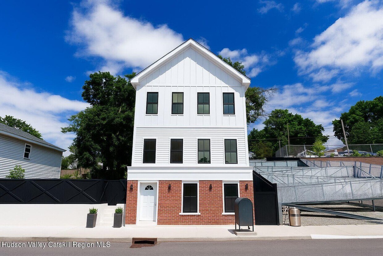 Primary Photo - 328 Columbia St