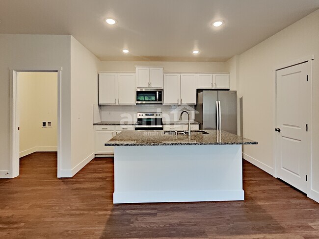Building Photo - 32971 Lookout Ln