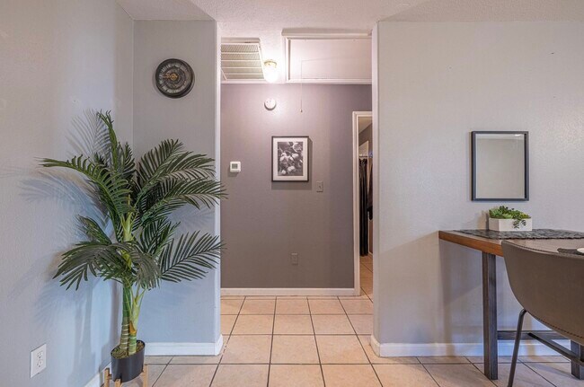 Foto del edificio - 305 N Ennis St