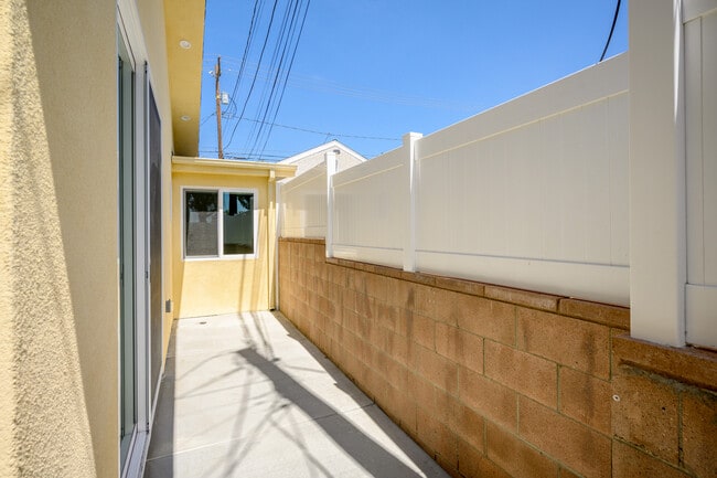 Building Photo - 520 S Kenneth Rd