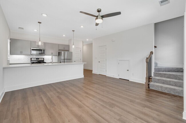 Foto del edificio - Great Roommate Floor Plan with Bonus Space!