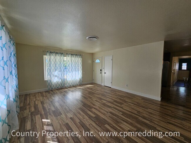 Foto del edificio - Spacious 3-Bedroom House with Gated Pool i...