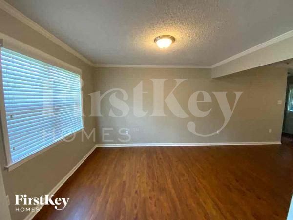 Foto del edificio - 5749 North St