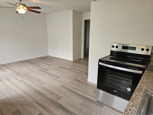 Foto del edificio - 2 bedroom, 1 bathroom with one driveway pa...