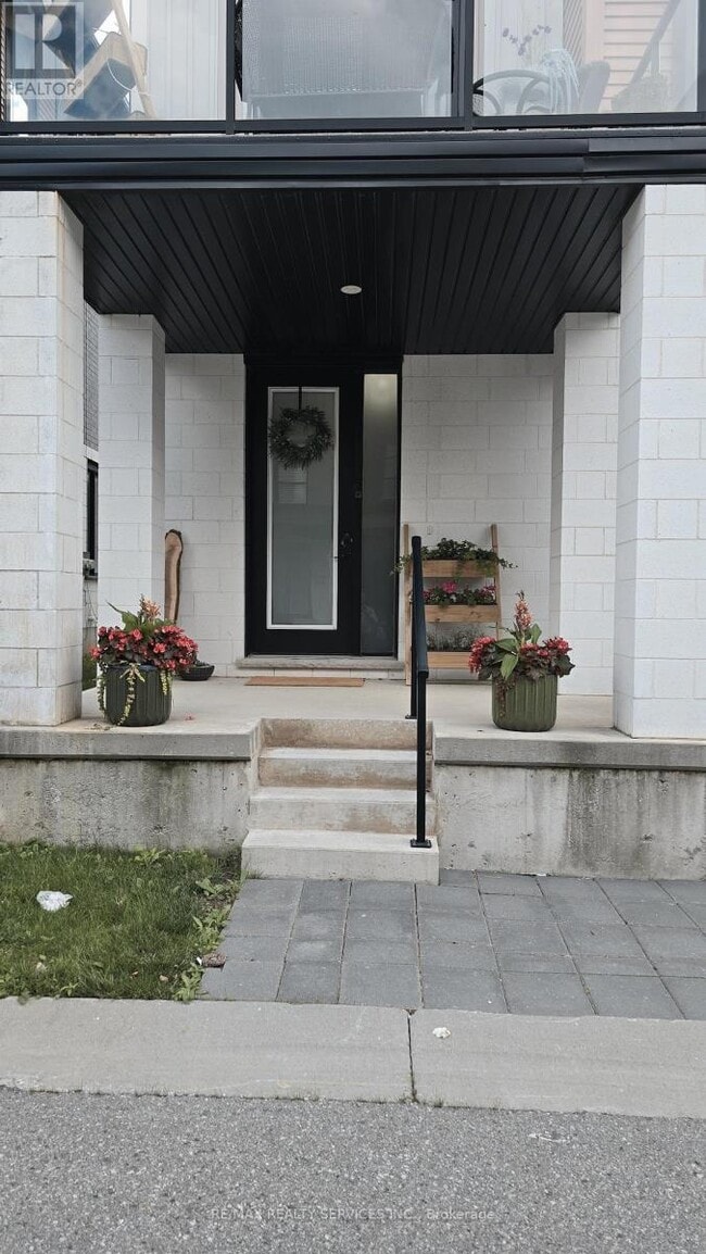 Building Photo - 895 Sarnia Rd