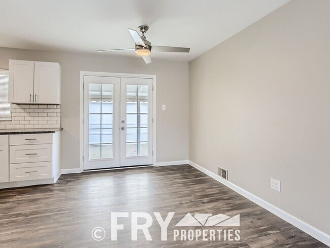Foto del edificio - Renovated Harvey Park home