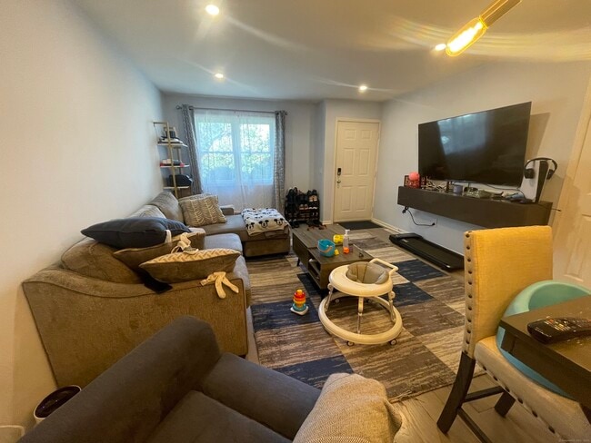 Building Photo - 68 Glenrock