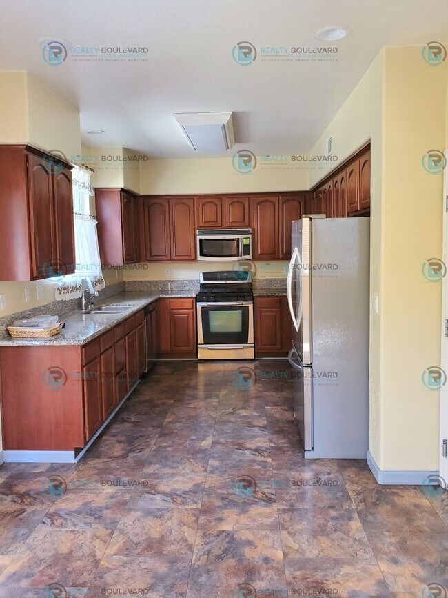 Building Photo - 4 Br 3 Bathroom Gorgeous and Unique Two-St...