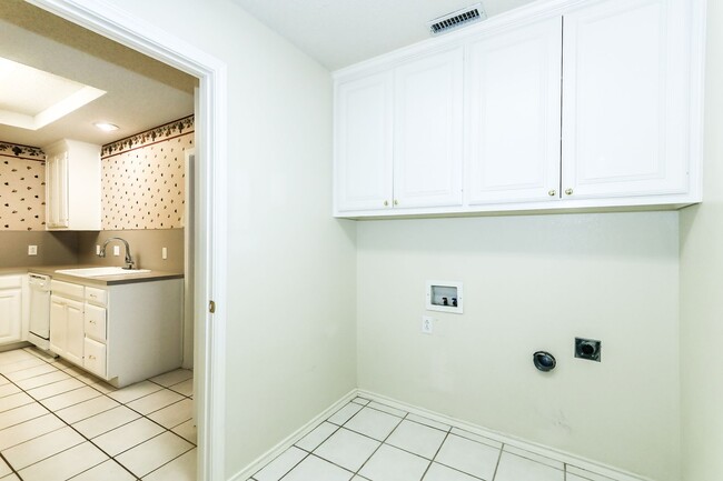 Foto del edificio - Gorgeous Town-Home In Convenient Location!