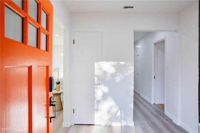 Building Photo - 3 br, 1.5 bath House - 624 West 10th Street