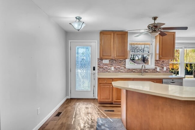 Building Photo - 1065 Lakeland Dr