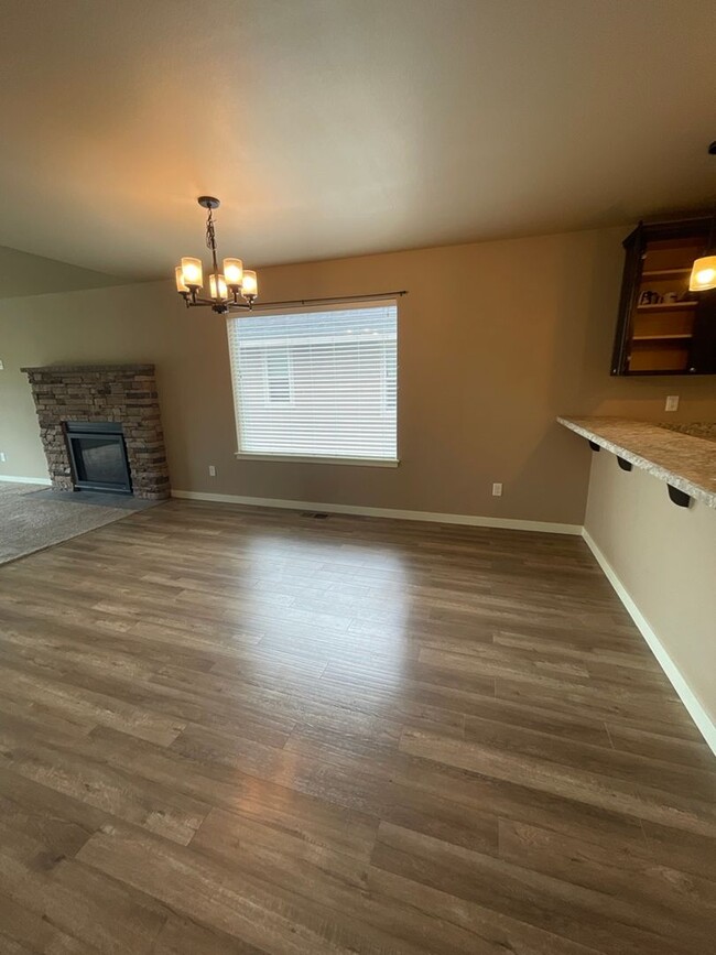 Foto del edificio - 3 Bedroom /2.5 bath in Prineville's Iron H...