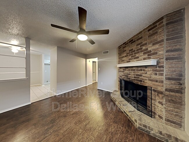 Building Photo - 415 S Las Vegas Trail