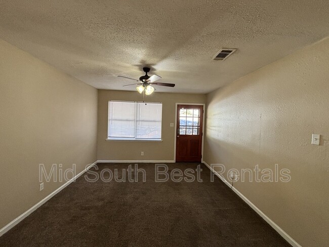 Building Photo - 413 Lindenhurst Dr
