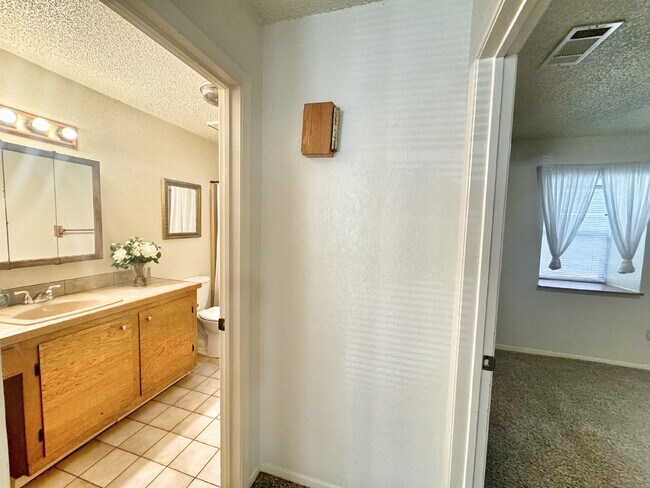 Building Photo - "Charming 2-Bedroom, 1-Bath in Horseshoe F...