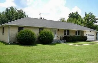 Building Photo - 504 W Maple St