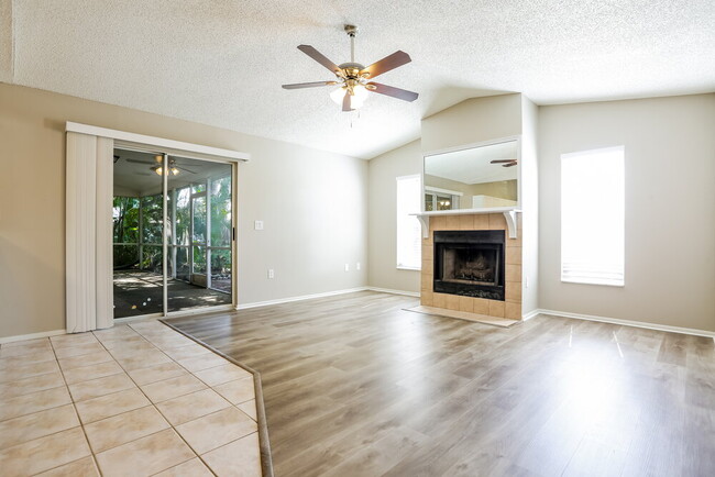 Foto del edificio - 2444 Briar Oak Cir