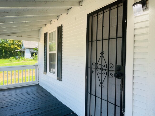Building Photo - Fully renovated, 2 bed, 1 full bath, New L...