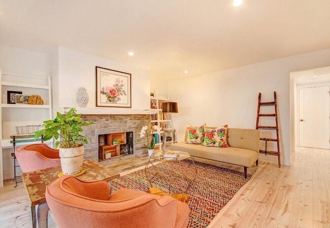 Building Photo - Beautiful Remodeled 2 Bedroom 2 Bath St. H...