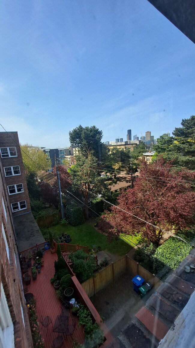 Vista del patio cercado del edificio, la terraza y el área de picnic desde la unidad. - 1631 16th Ave