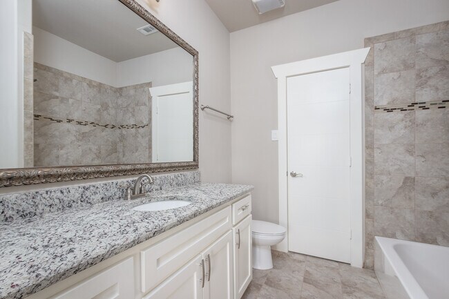 BR #2 full bath with walk-in closet. - 305 S Kealy Ave