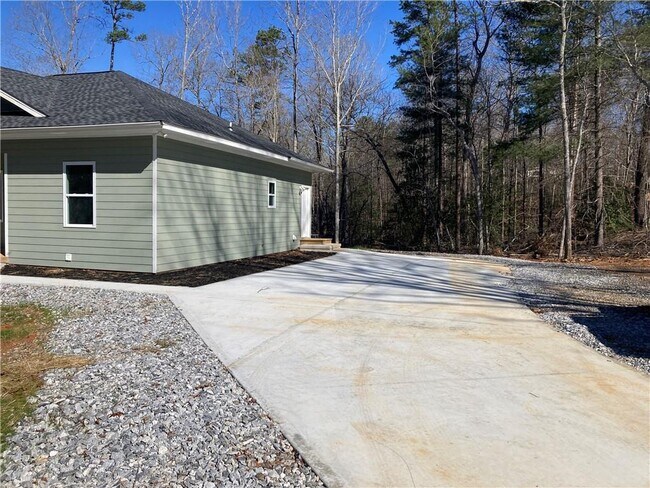 Foto del edificio - 100 Dickerson Rd