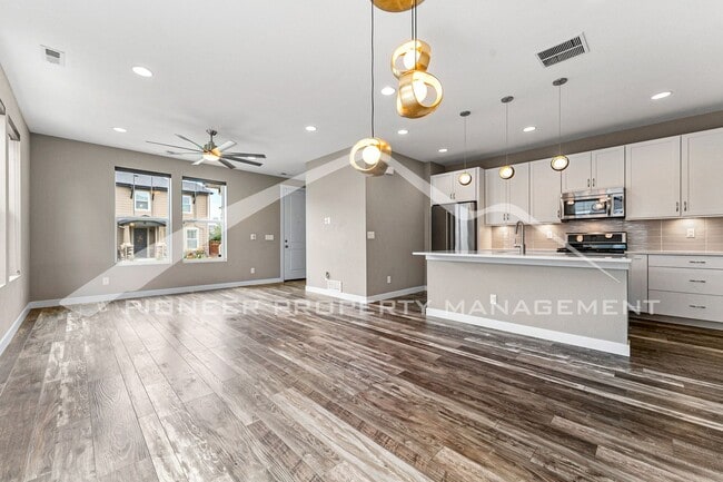 Building Photo - Spacious Townhouse with Washer/Dryer and C...