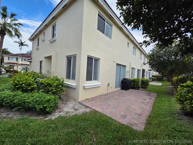 Building Photo - 3018 N Evergreen Cir