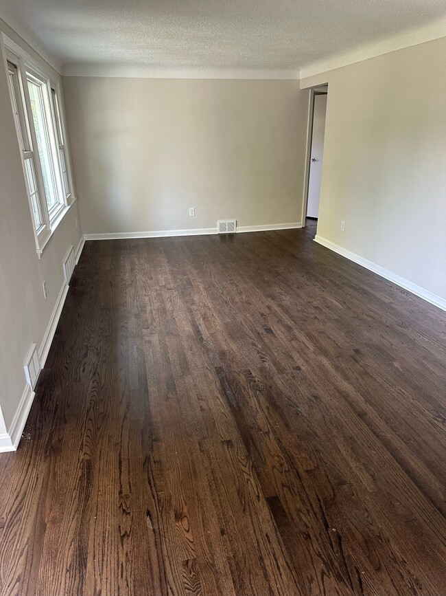 Living Room - 38522 Rogers Rd