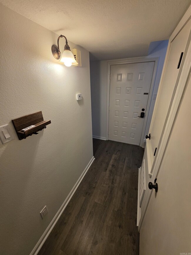 Building Photo - 301 Kings Row Dr