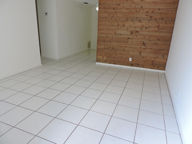 Building Photo - 9046 SE Parkway Dr