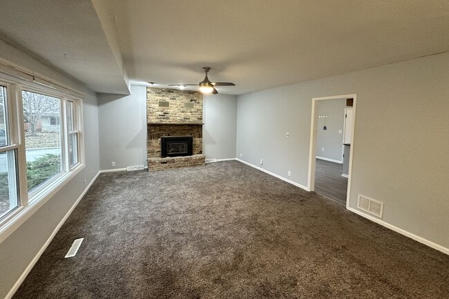 Building Photo - 2 - Bedroom House Near Ames High School