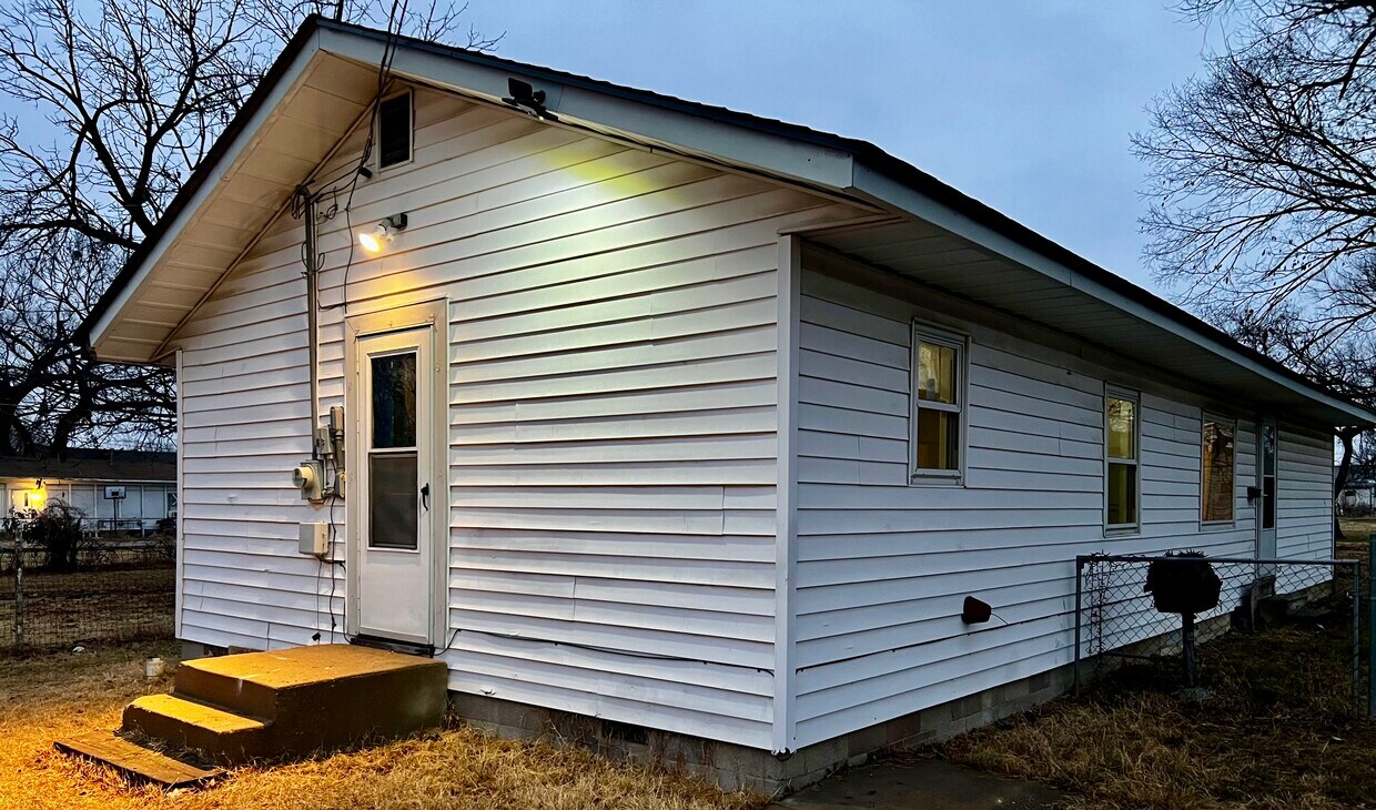 Primary Photo - 237 N Rogers Ave