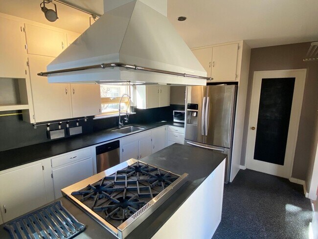 Foto del edificio - Beautiful Nob Hill Home with gourmet kitch...