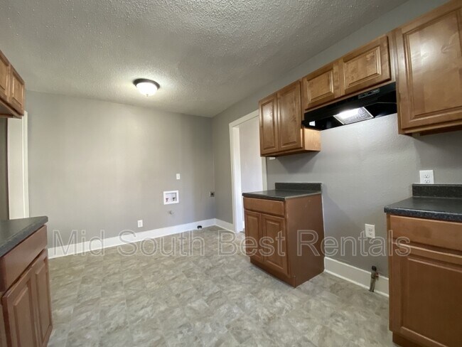 Building Photo - 3588 Bowen Ave