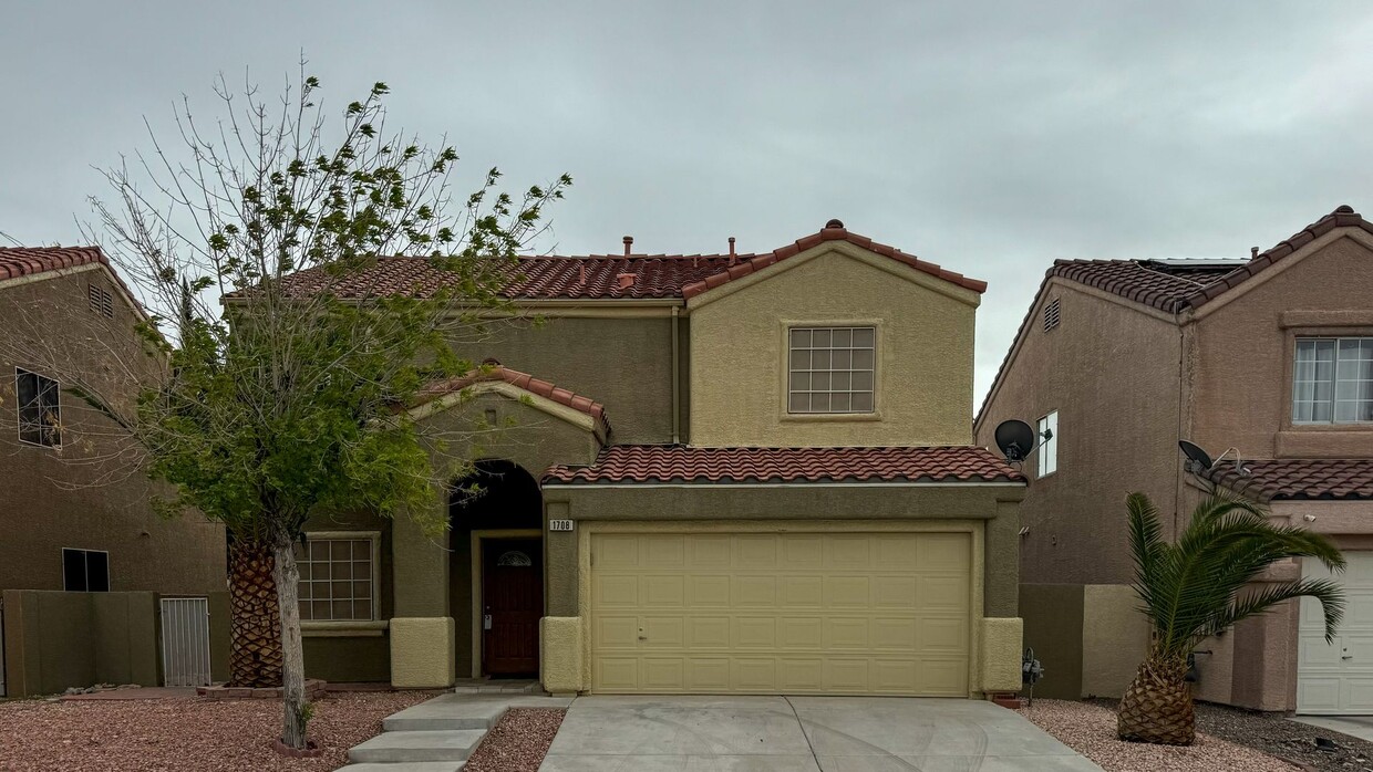 Foto principal - Charming 4-Bedroom Home with Covered Patio...